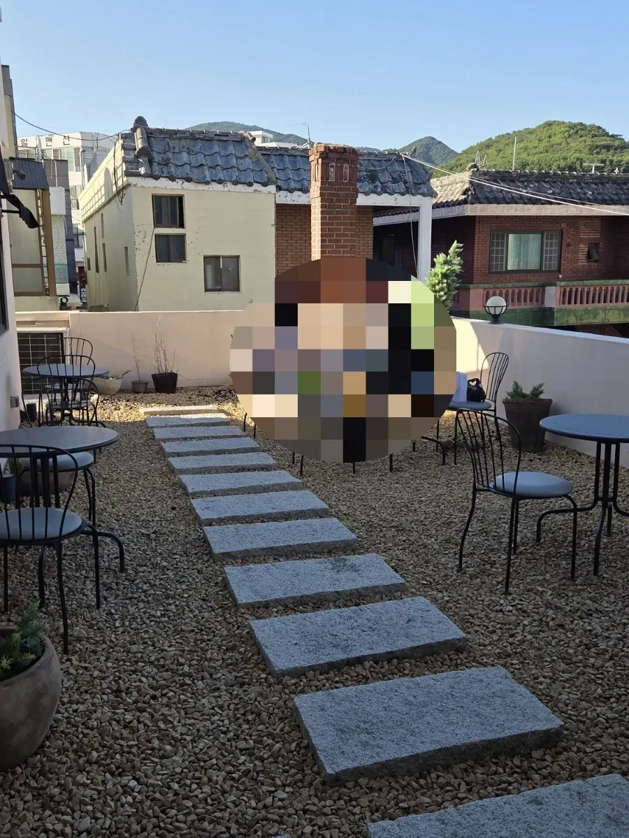 해리단길 금송덕미 건물 앞 골목 풍경