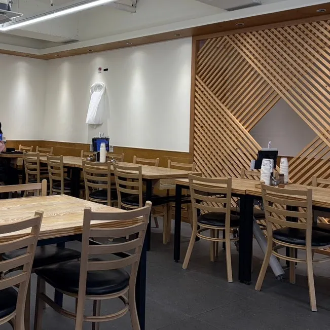 Generously spaced table seating