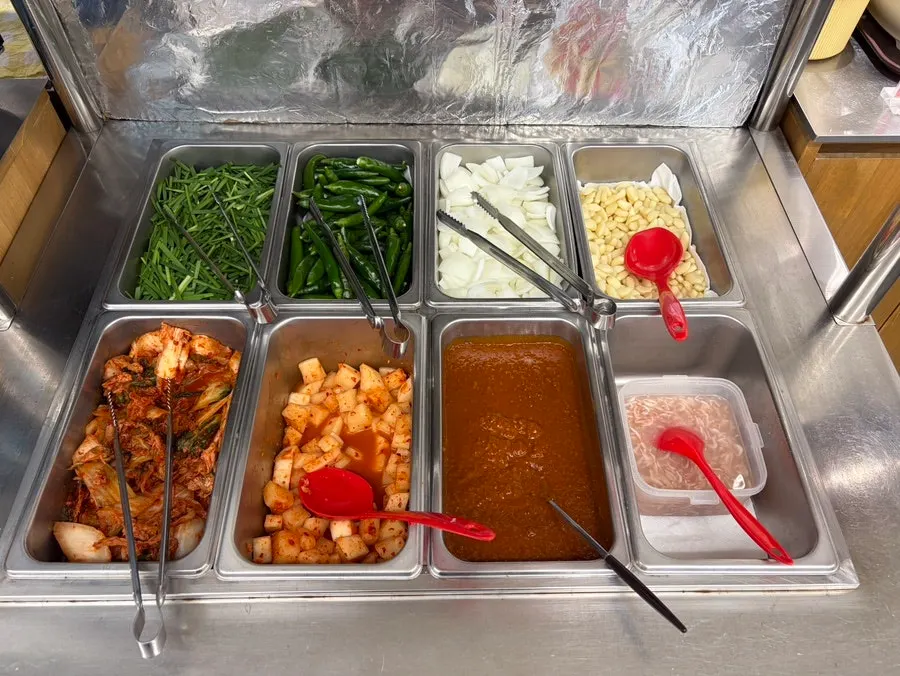 Self-serve bar for side dishes and thin noodles
