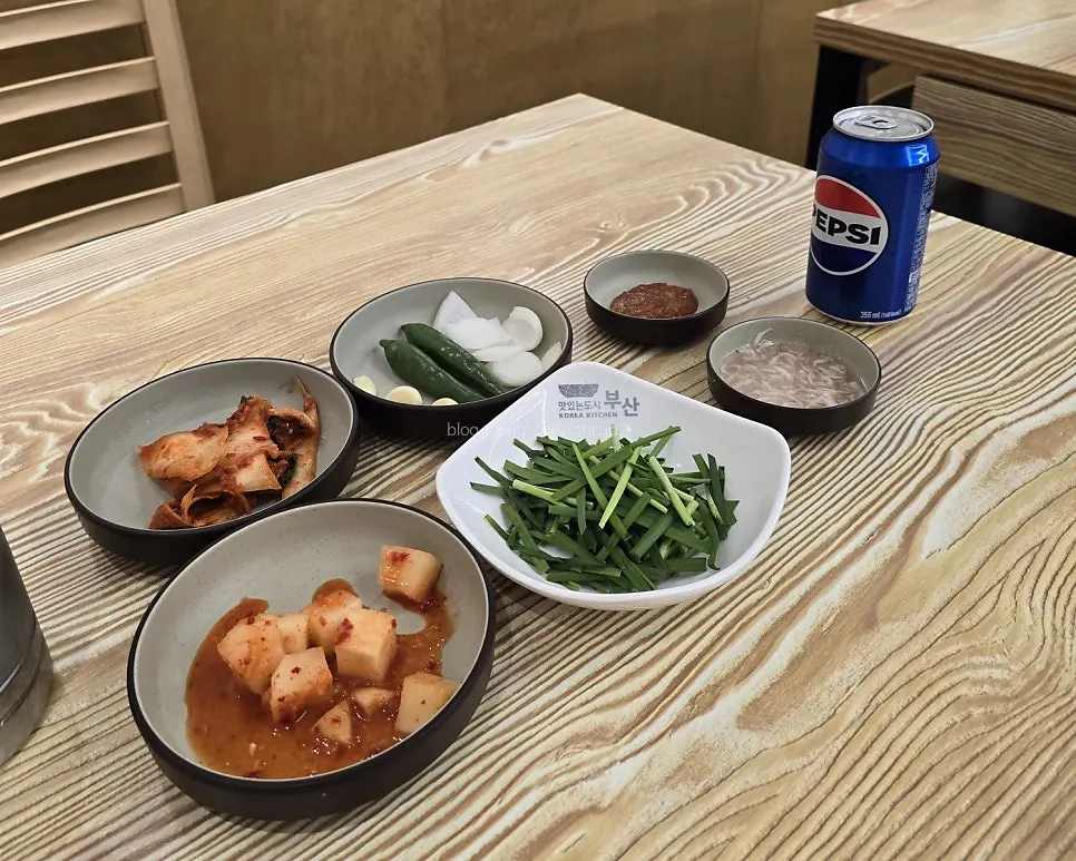 Basic side dishes including kkakdugi and kimchi
