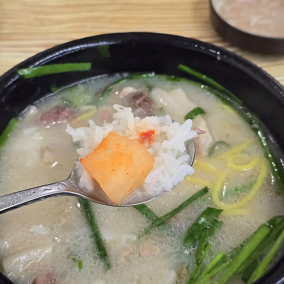 Crunchy kkakdugi eaten with the soup