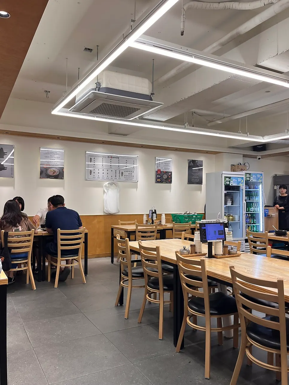 Clean, well-kept interior of Geumsu Dwaeji Gukbap Gyeongseong-Pukyongdae Branch