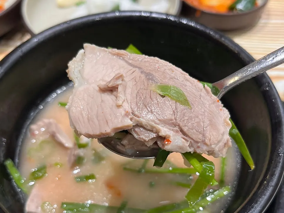 Gukbap broth turned spicy after stirring in dadaegi