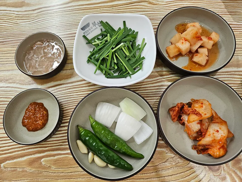 The free blood sausage plate served with side dishes