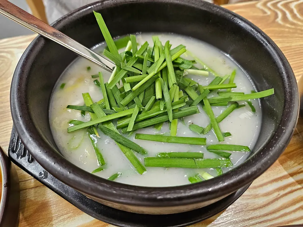 A bowl of pork jowl gukbap loaded with pork jowl