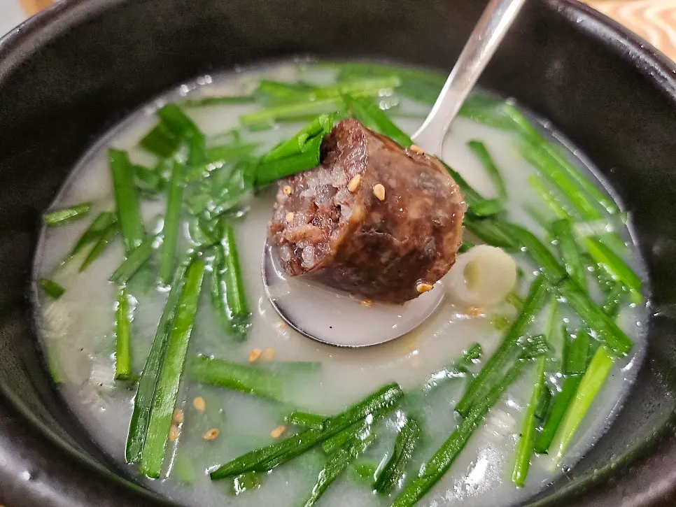 The light, clean broth of the pork jowl gukbap