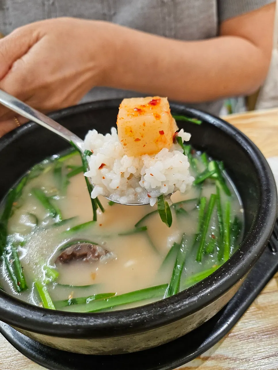 The spicy broth after mixing in dadaegi