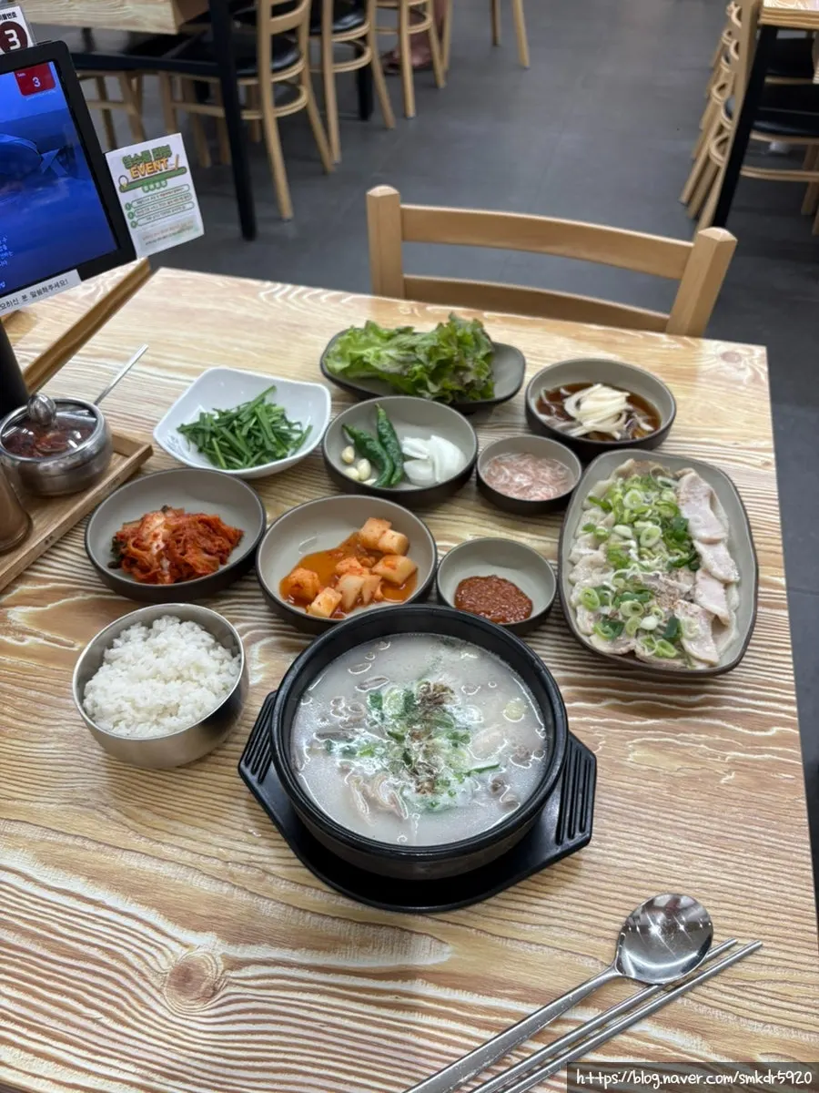 섞어 국밥과 맛보기 수육 차림 세로 사진