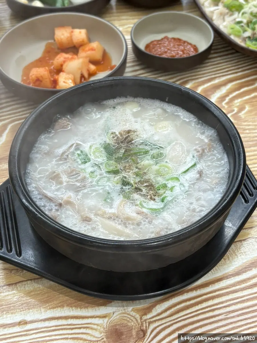테이블에 놓인 양념장과 후추, 새우젓