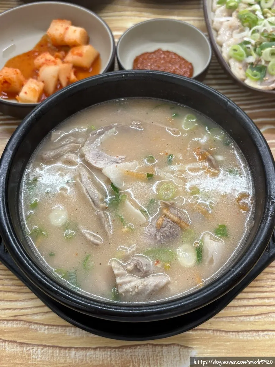 맑은 국물의 섞어 국밥 한 그릇