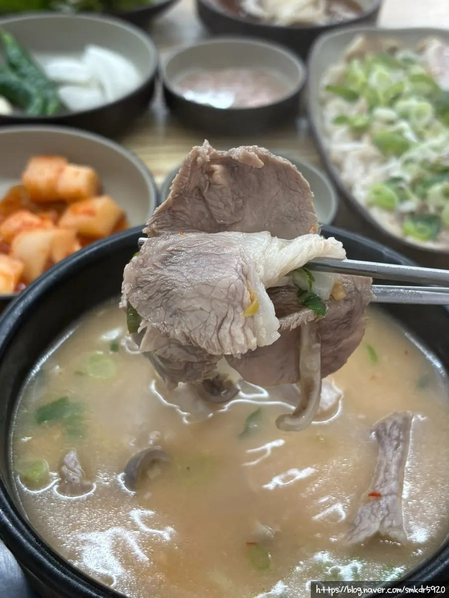 부드러운 고기가 보이는 섞어 국밥 클로즈업