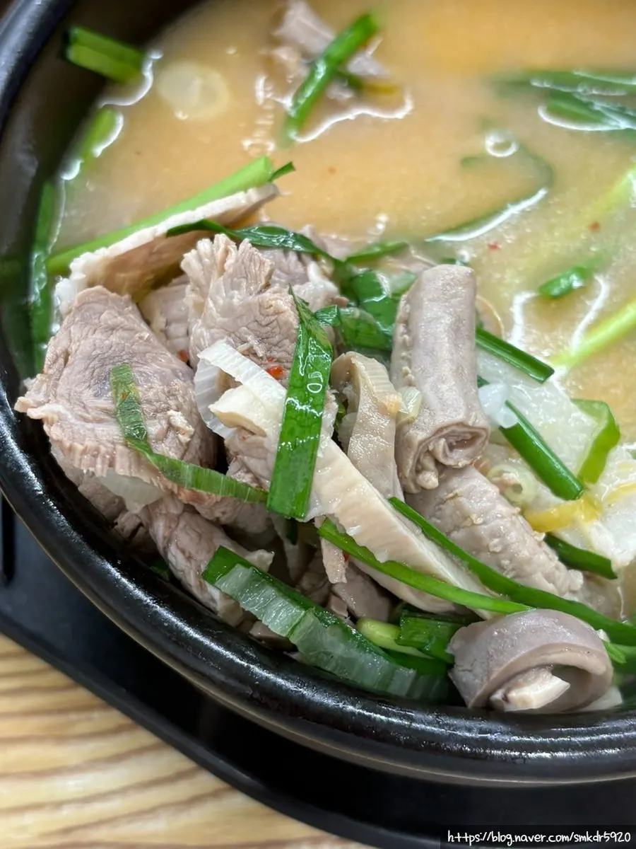 부추를 올린 섞어 국밥