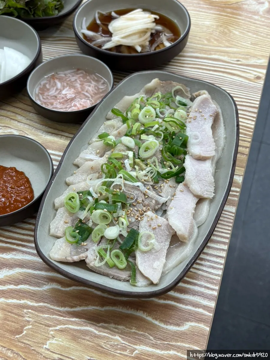 사이드로 주문한 맛보기 수육 접시