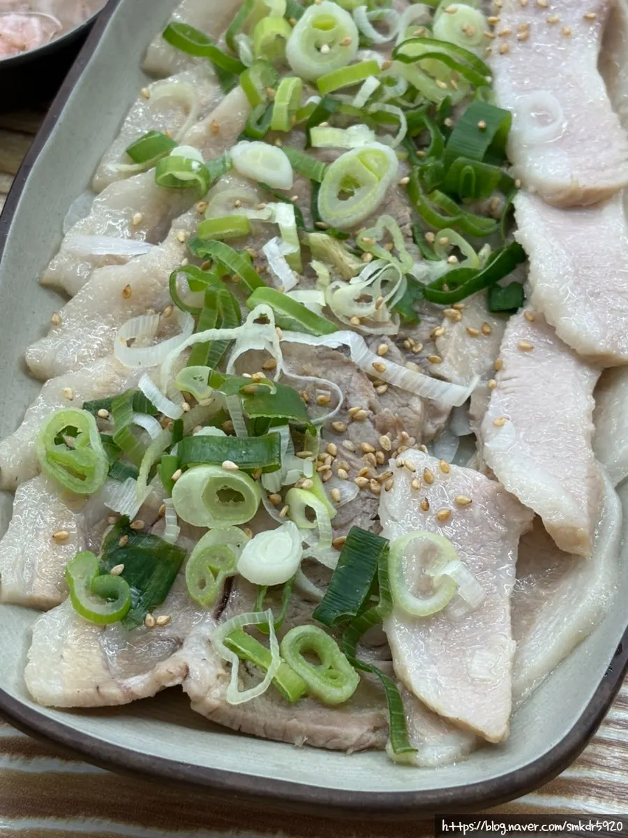 촉촉하게 썰린 맛보기 수육