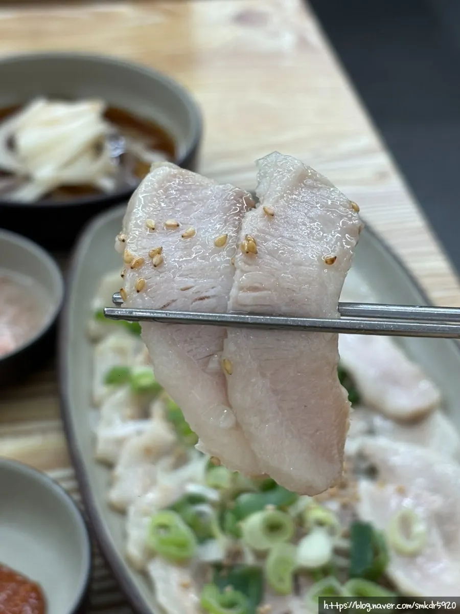 쌈장에 찍어 먹는 수육 한 점