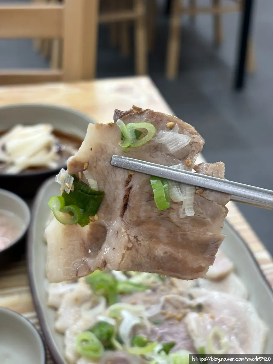 새우젓과 김치를 곁들인 수육