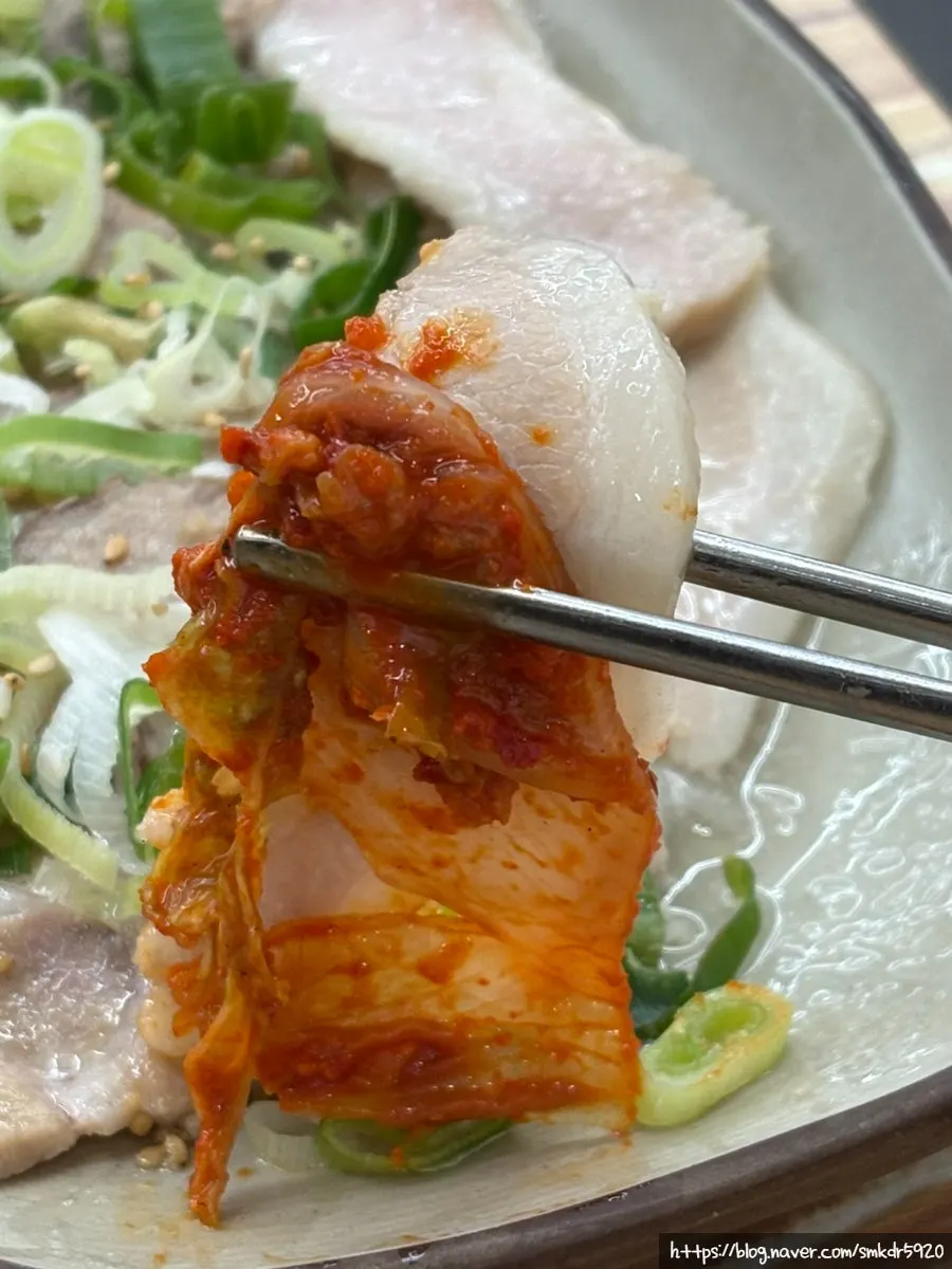 쌈에 올린 수육과 반찬