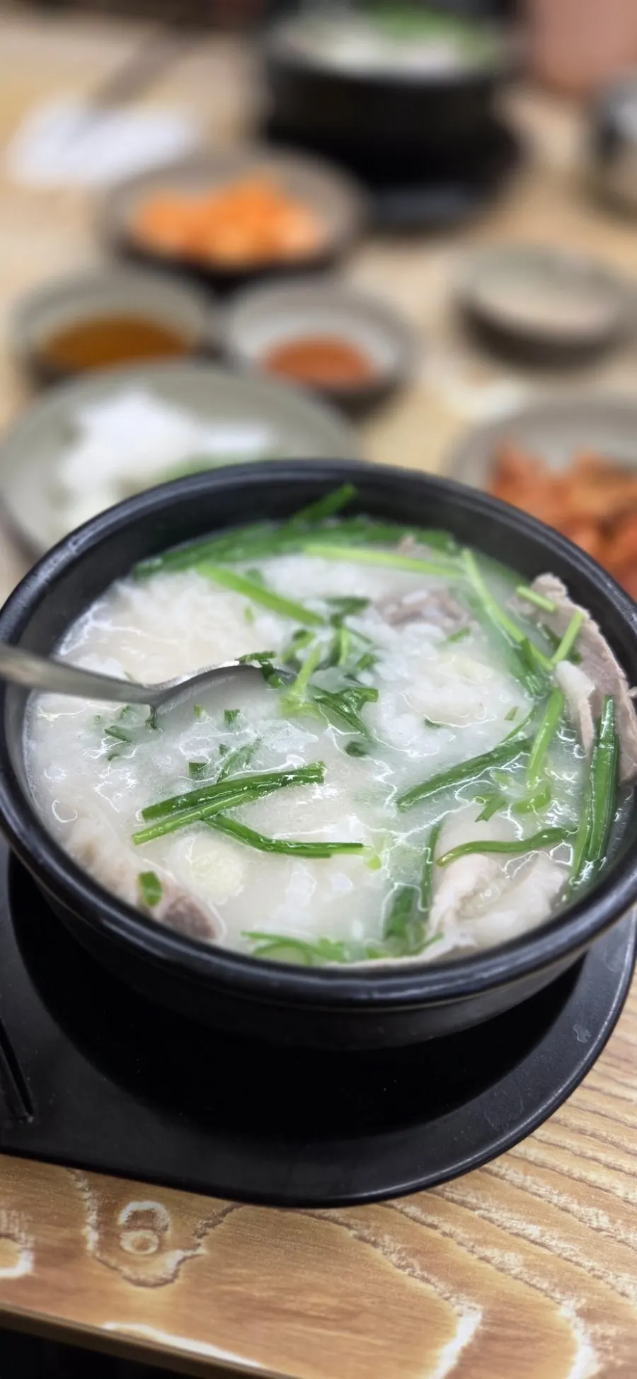 Milky broth with pork and green onion