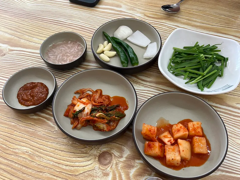 돼지국밥과 함께 나온 김치 반찬 상차림