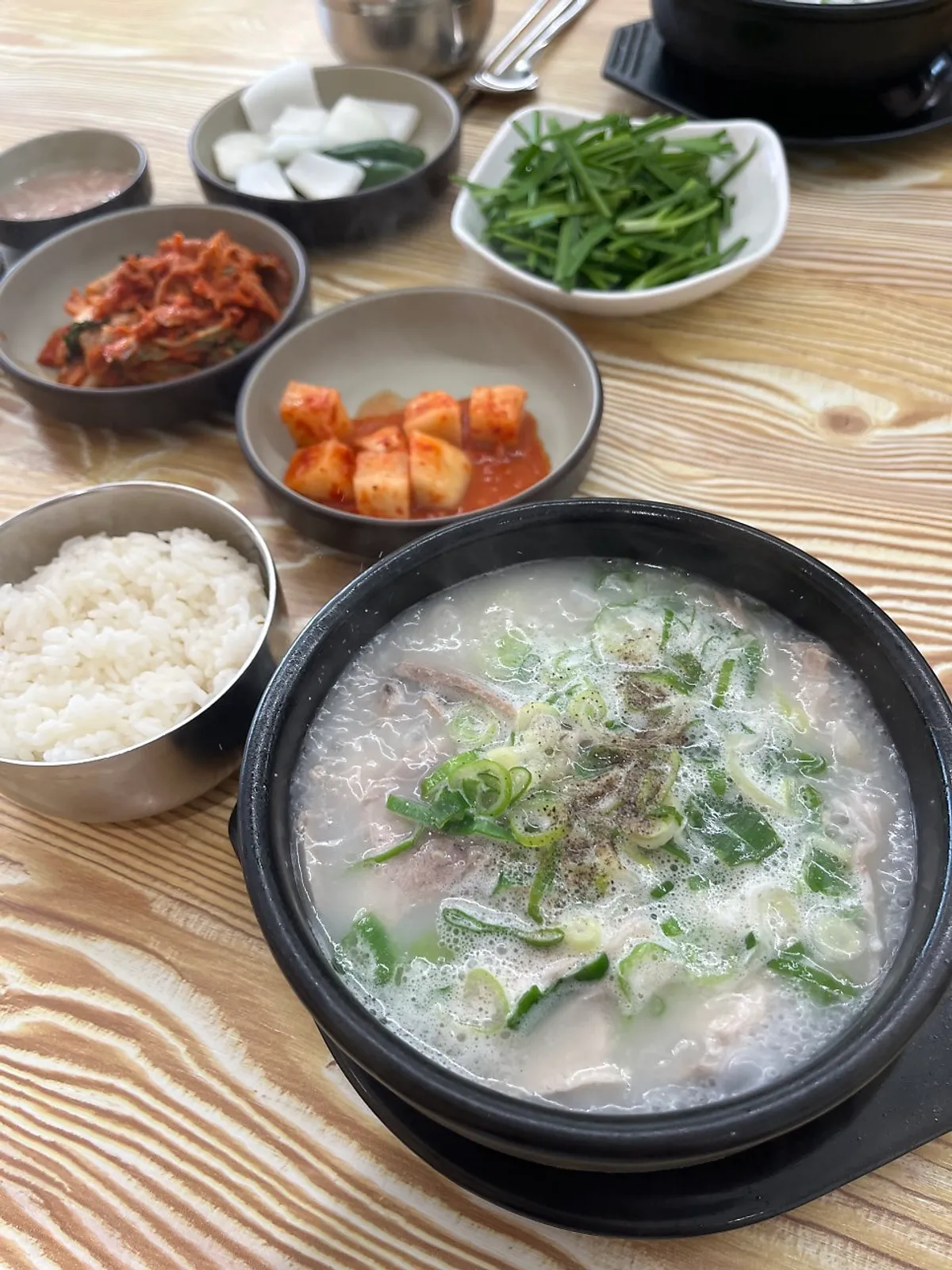 고기듬뿍 돼지국밥 한 그릇