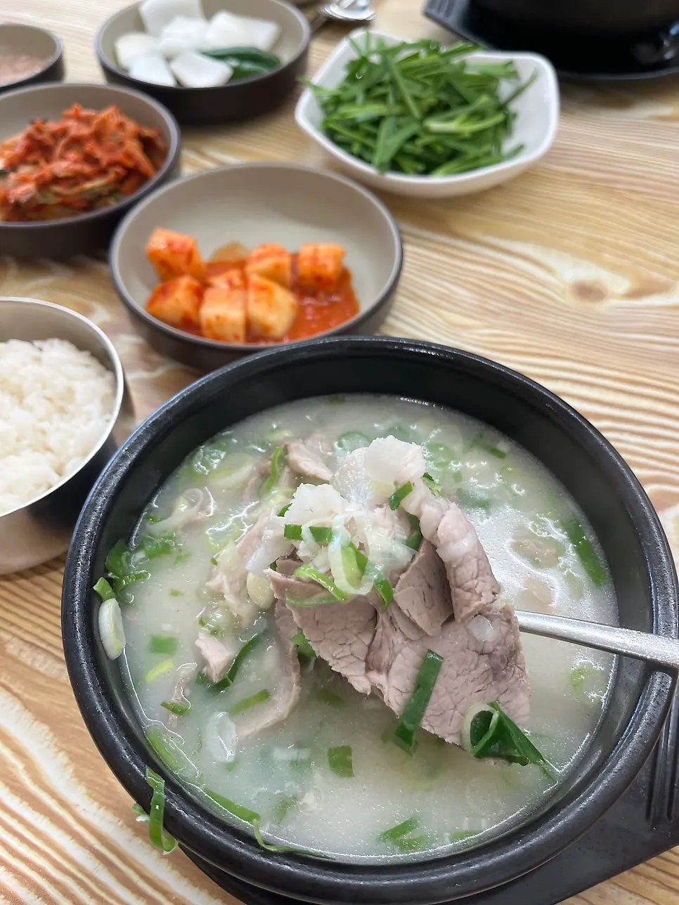 고기가 가득 올라간 돼지국밥 클로즈업