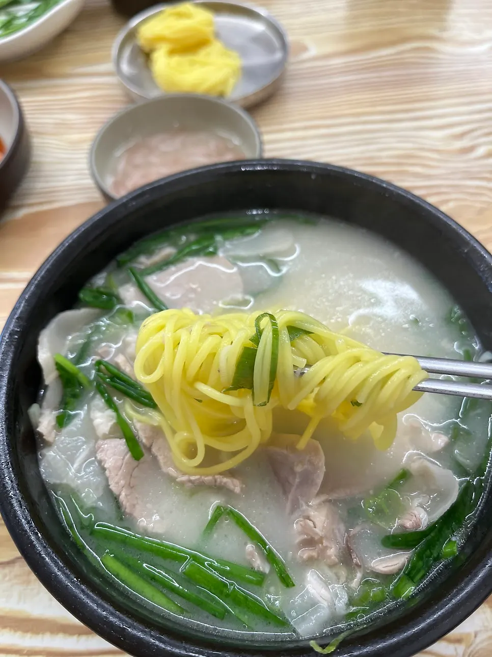 진한 국물의 돼지국밥과 김치