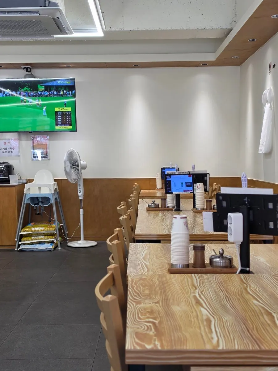Spacious interior seating at Geumsu Dwaeji Gukbap Gyeongseong-Pukyongdae Branch