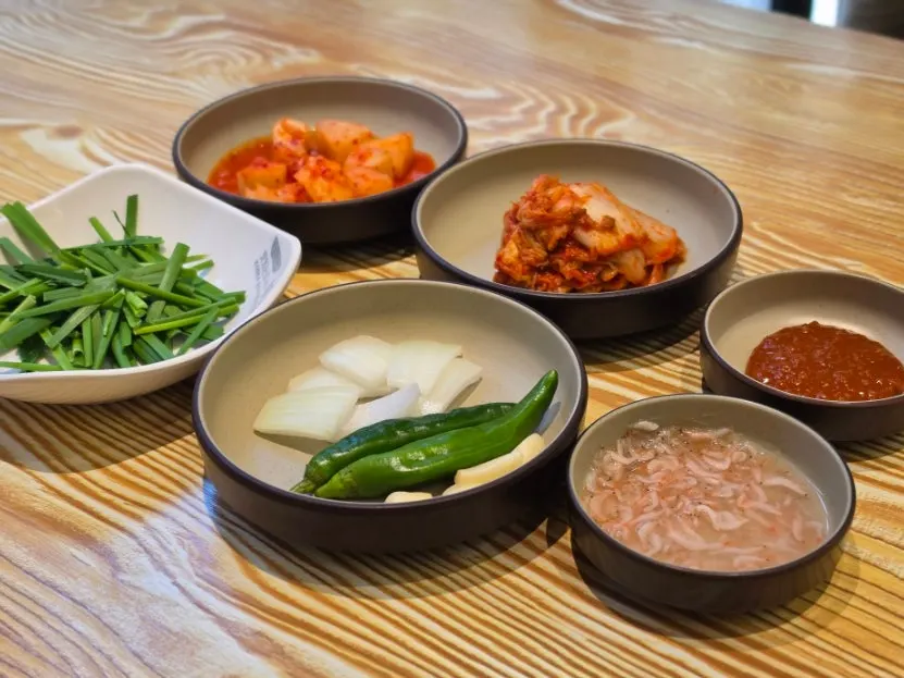 Basic side dishes set out right after ordering