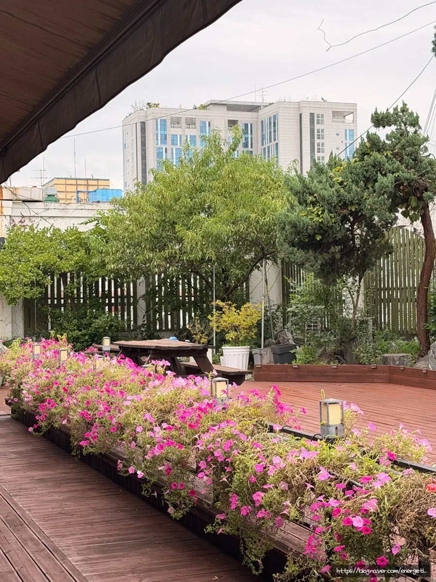 Private room and terrace space
