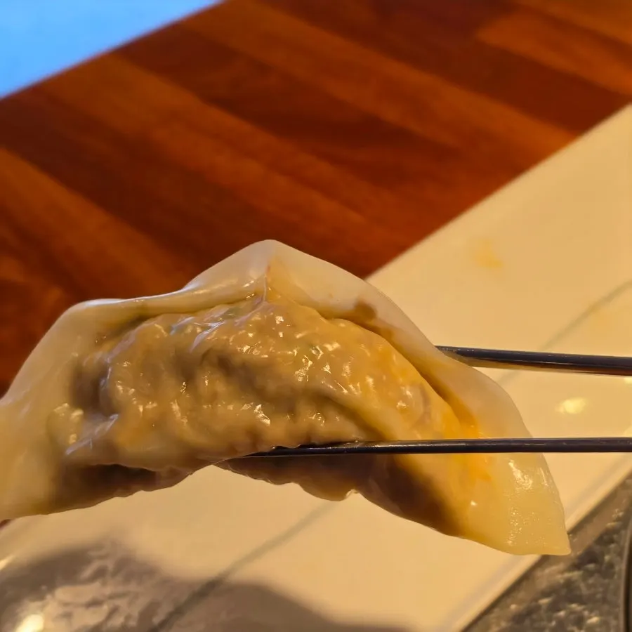 King mandu with a full filling at Geuni Sikdang