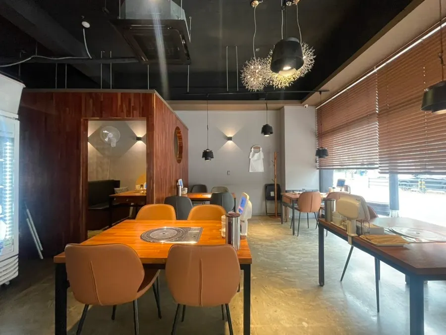 Main dining hall seating at Geuni Sikdang