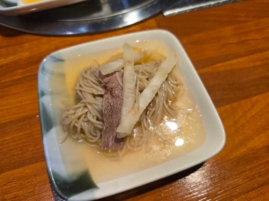 담백한 평양냉면 육수와 고명