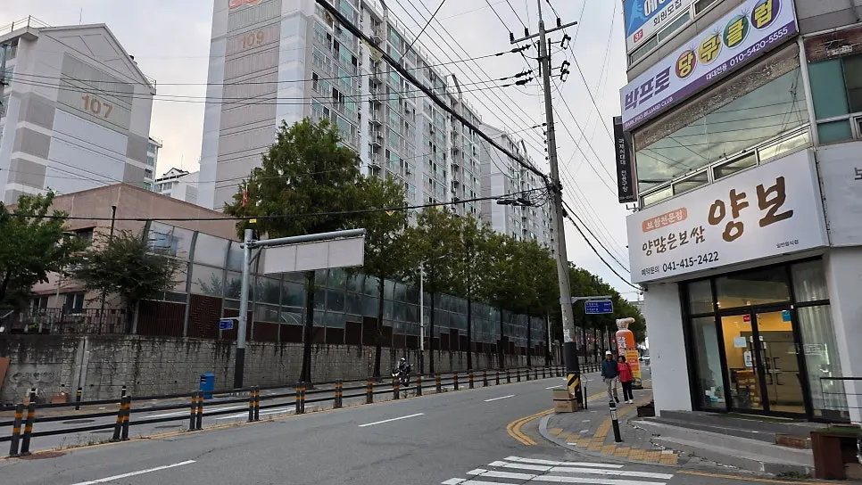 Full view of the Geuni Sikdang building on Dujeongjung7-gil