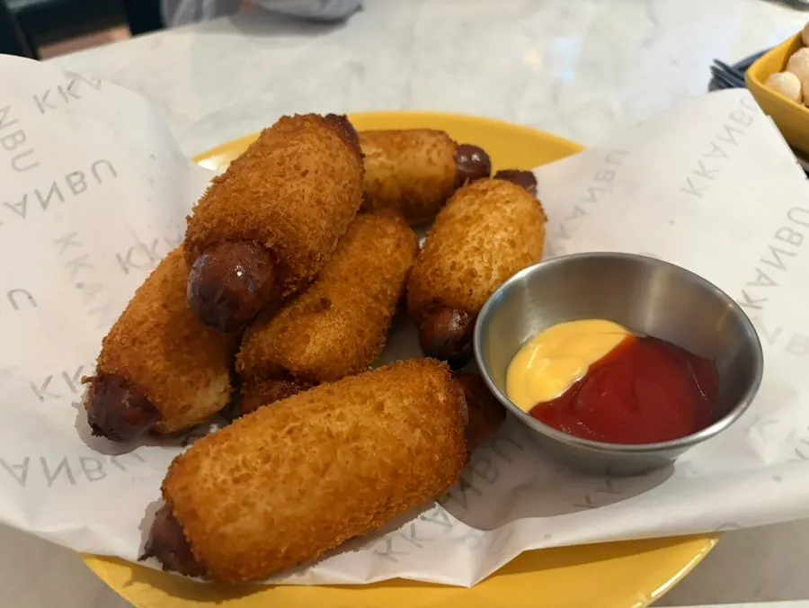 접시에 담긴 크런치 찰핫도그