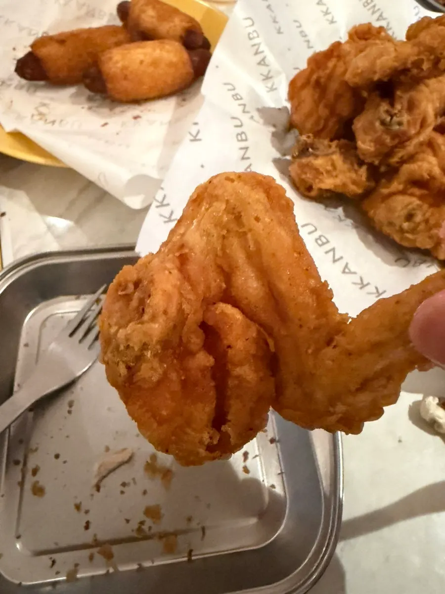 후라이드 치킨과 함께 나온 양념장과 소금