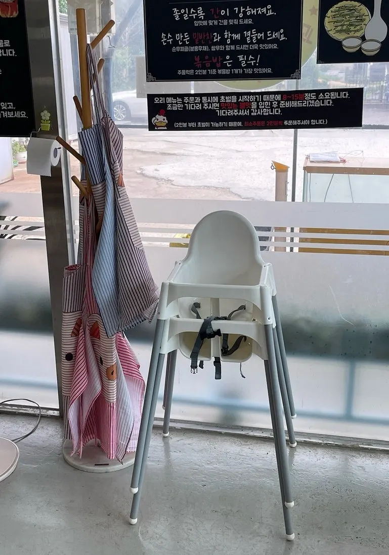 유아용 의자가 놓인 식당 한쪽