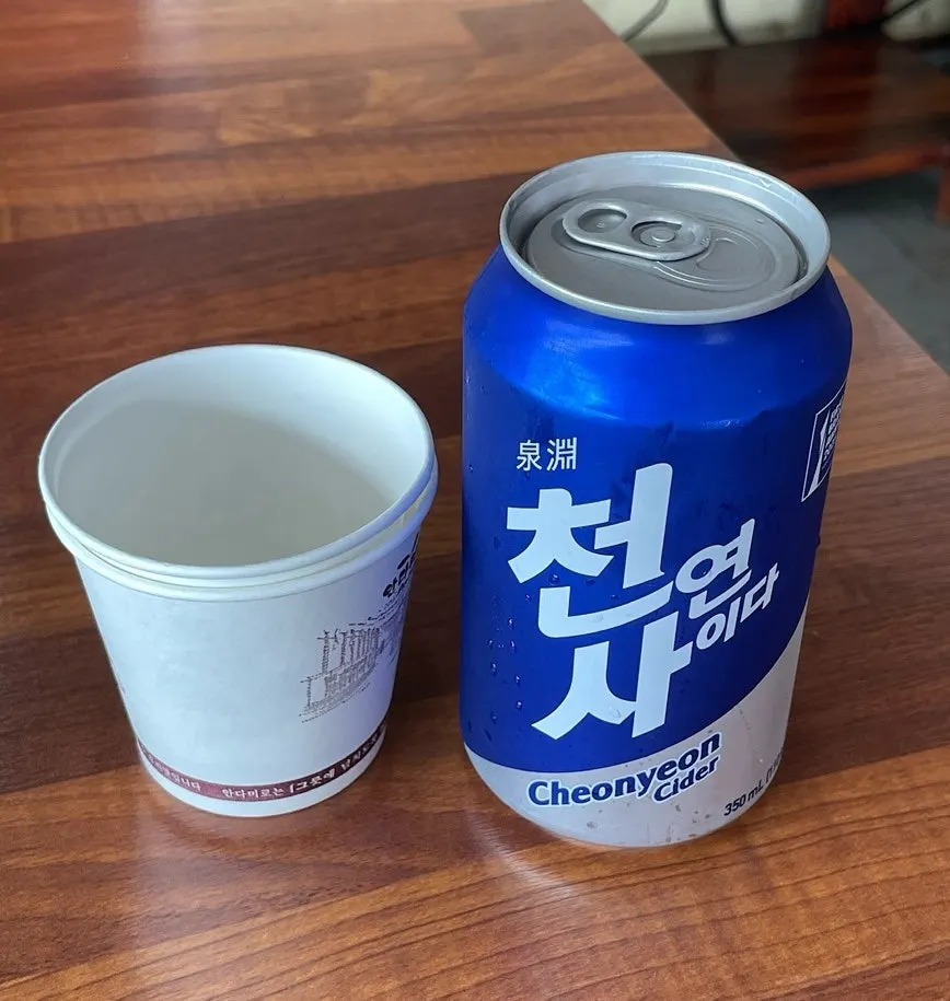 기본찬이 차려진 테이블