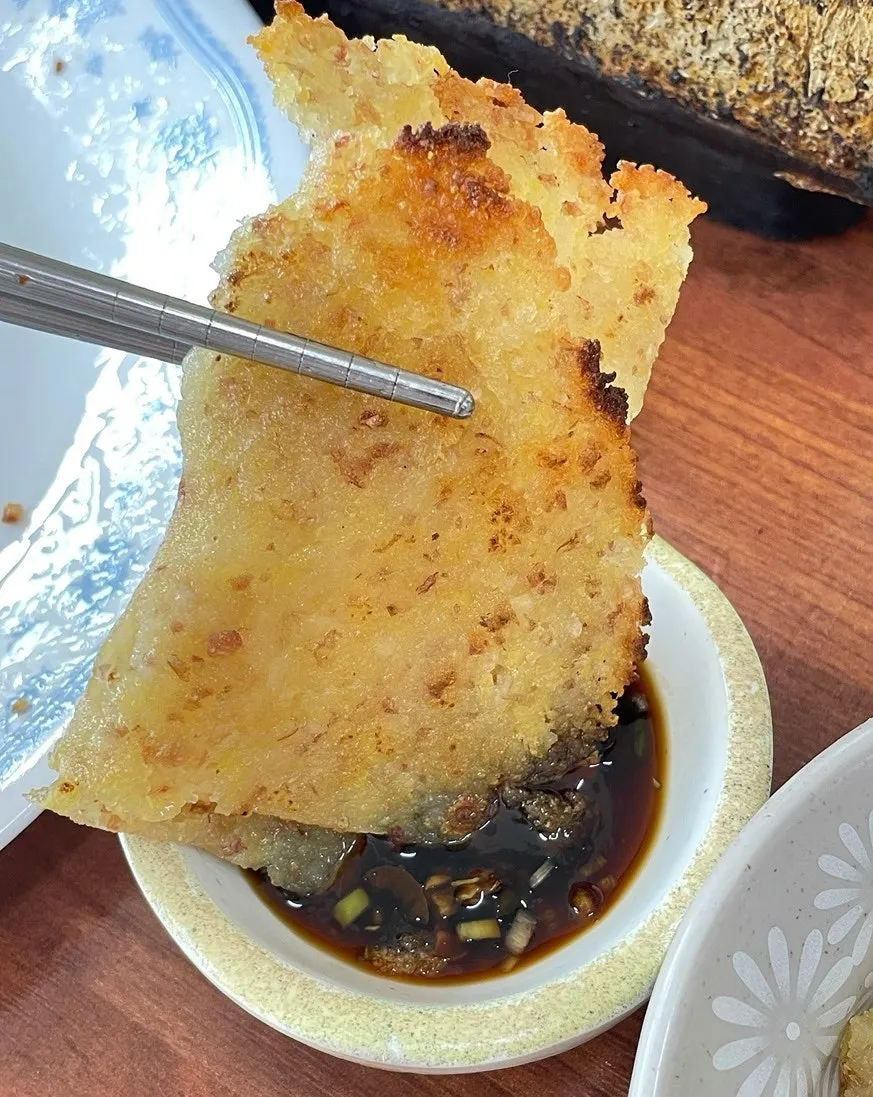 젓가락으로 집은 감자전 단면