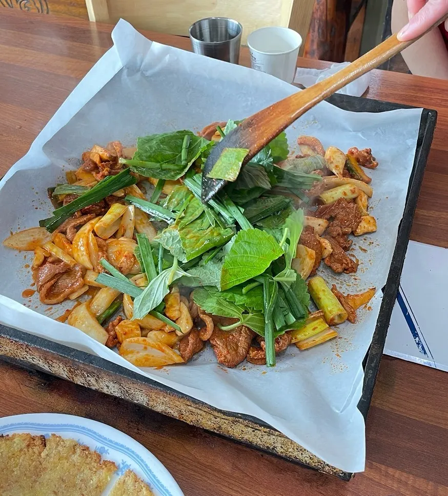 깻잎과 부추를 올린 오리주물럭