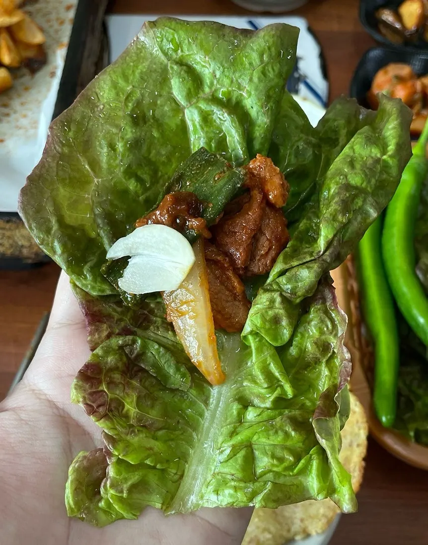 매콤달콤한 양념이 밴 오리고기