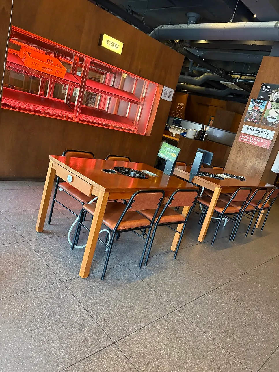 Spacious, clean interior of Kkotdwaeji Sikdang Gyeongsan Branch