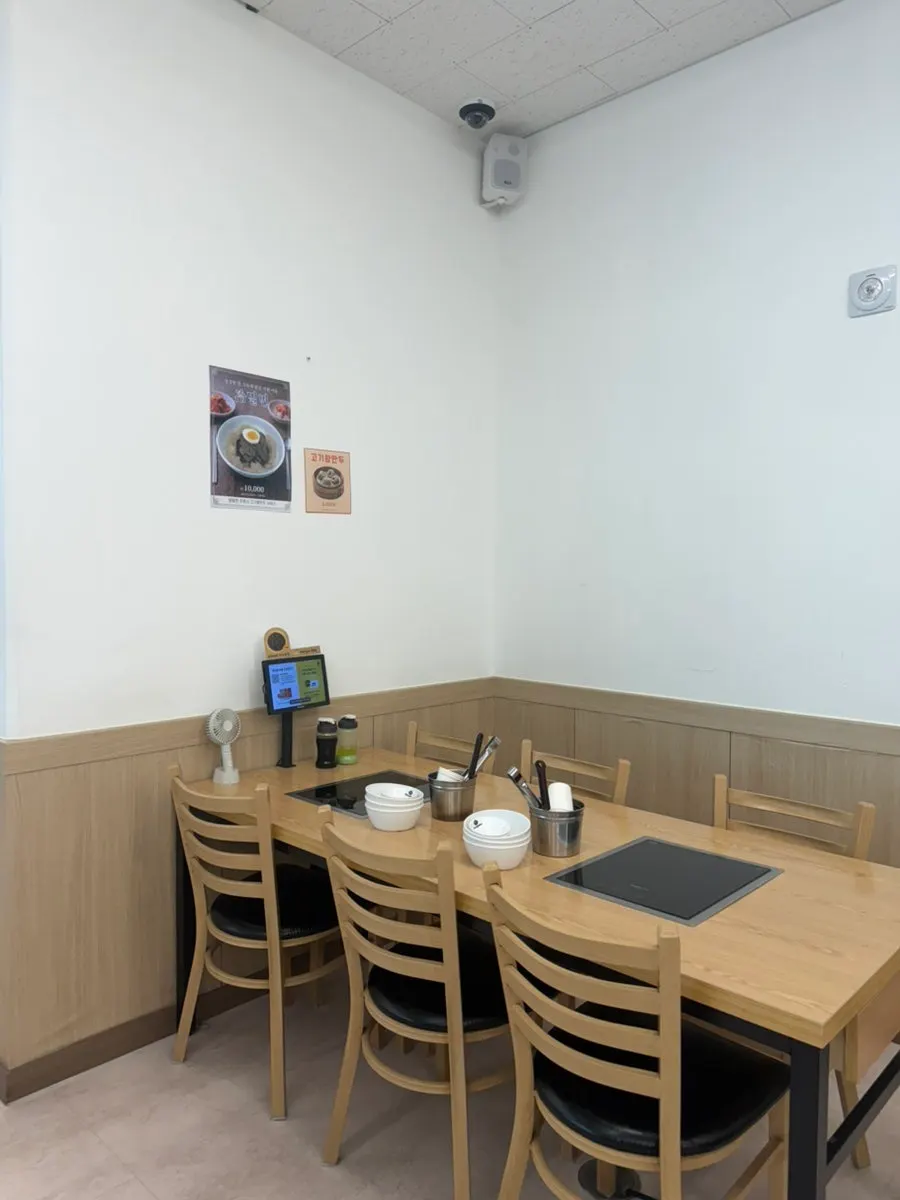 Interior restoran Deungchon Shabu Kalguksu yang bersih diselenggara