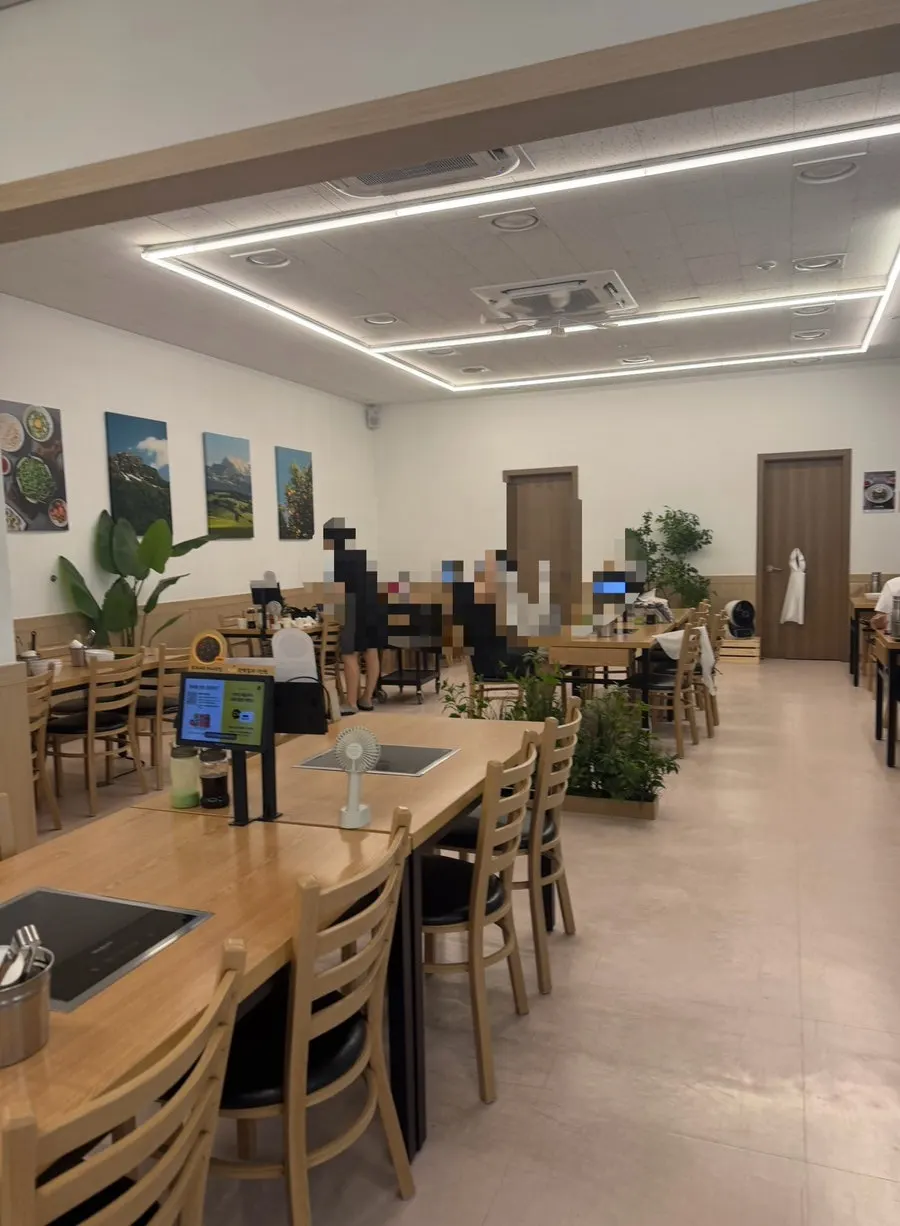 Tempat duduk restoran shabu kalguksu dengan suasana yang selesa