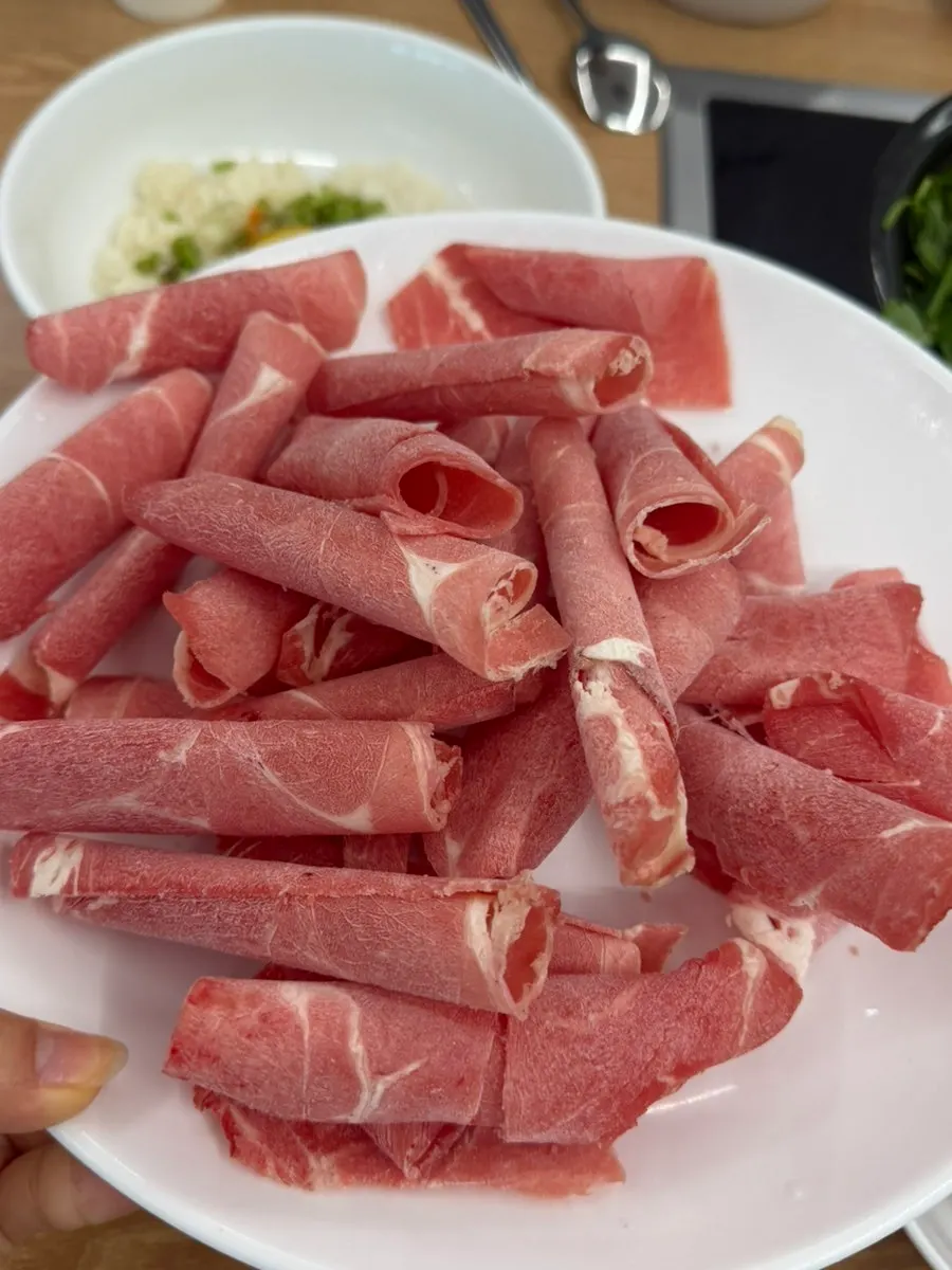 Susunan meja yang mewah dengan tambahan daging shabu