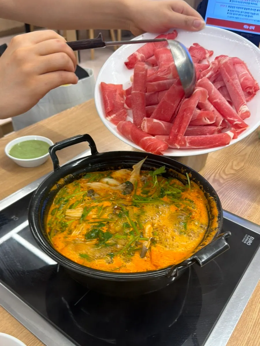 Kuah shabu pedas dipenuhi minari segar