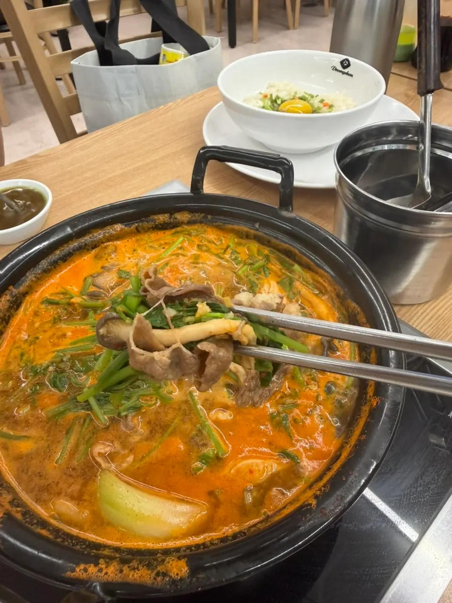 Daging shabu dimasak dalam kuah