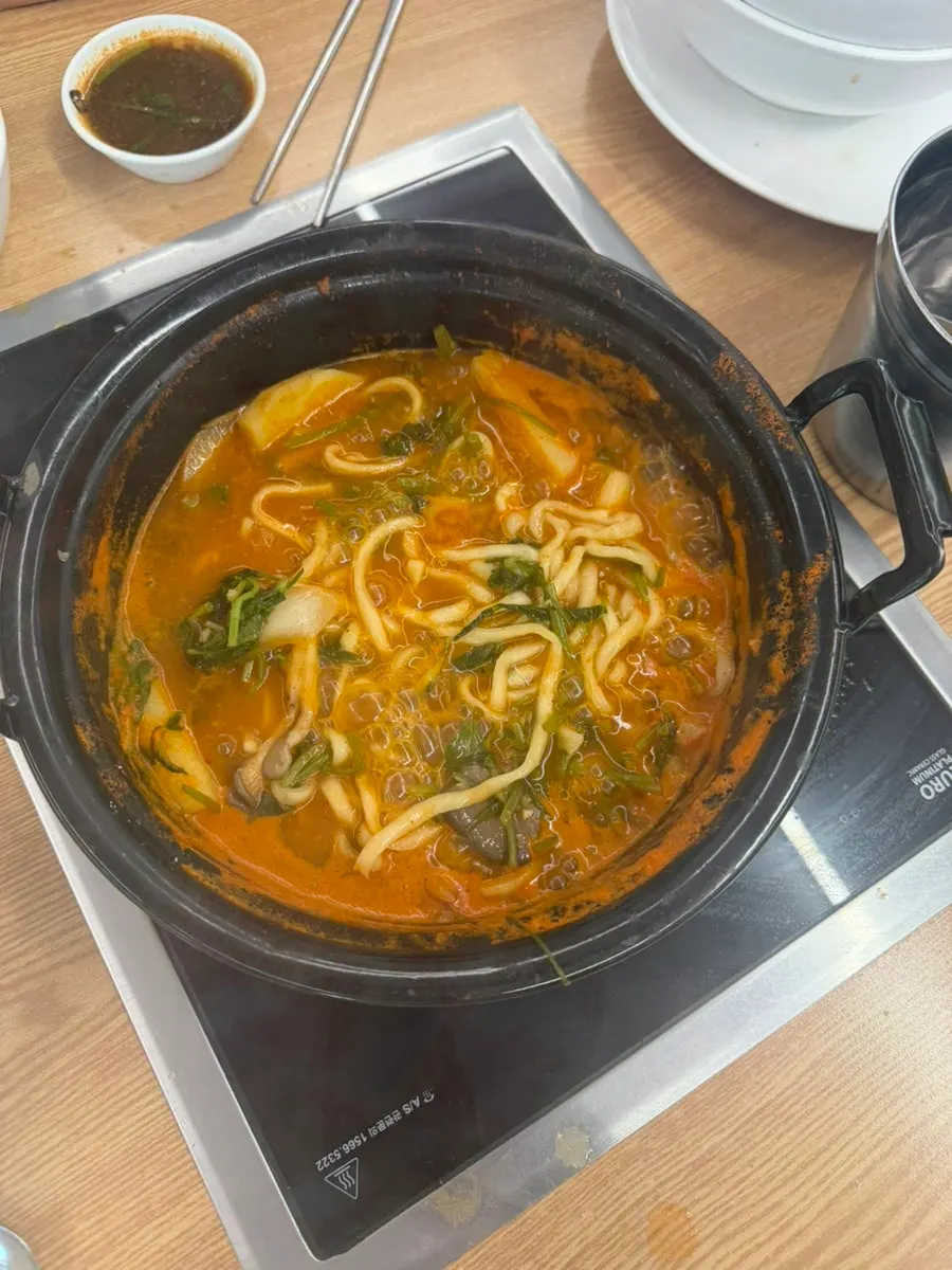 Mi kalguksu dan pau dimasukkan dalam kuah pedas