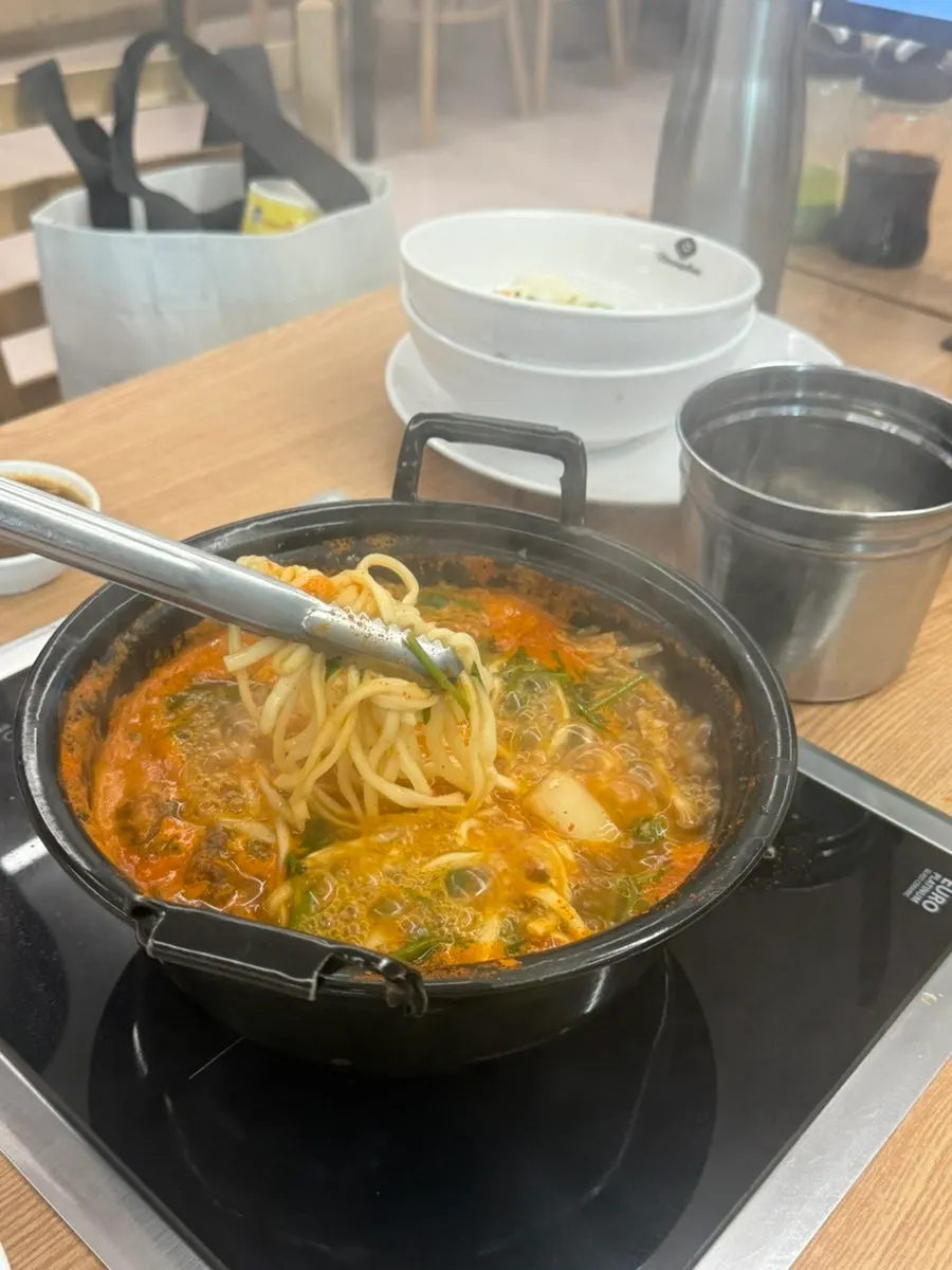 Mi kalguksu dan pau yang direbus sehingga masak