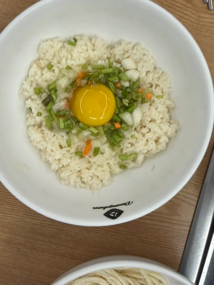Nasi goreng telur yang digoreng oleh pekerja