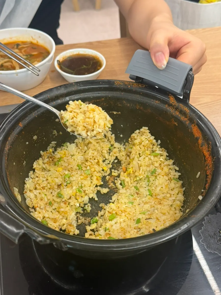 Nasi goreng telur dengan kimchi geotjeori sebagai penutup